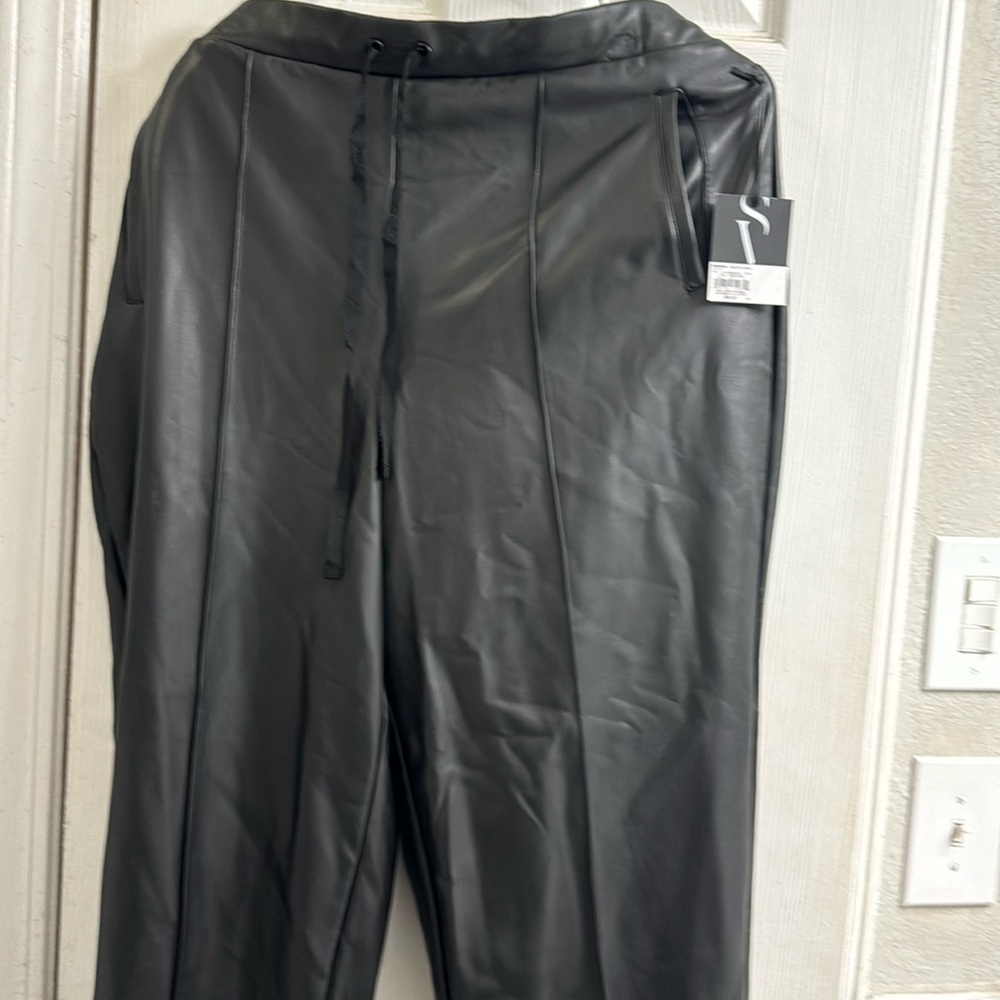 NWT Vera Wang imitation leather 86% polyester and 14% spandex fits loose. XXL